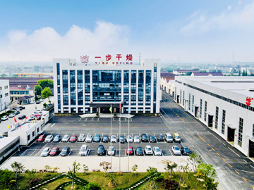 常州市天宁区委副书记、区长张凯奇一行走访常州一步并发放“常商服务卡”