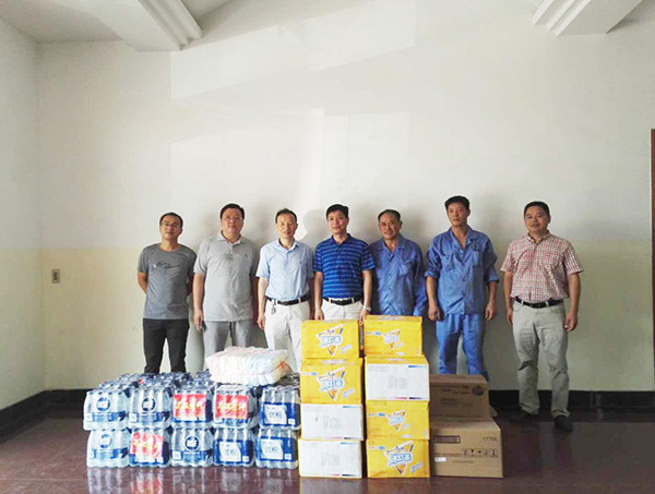 炎炎夏日“送清凉”总工会领导慰问一步干燥一线职工